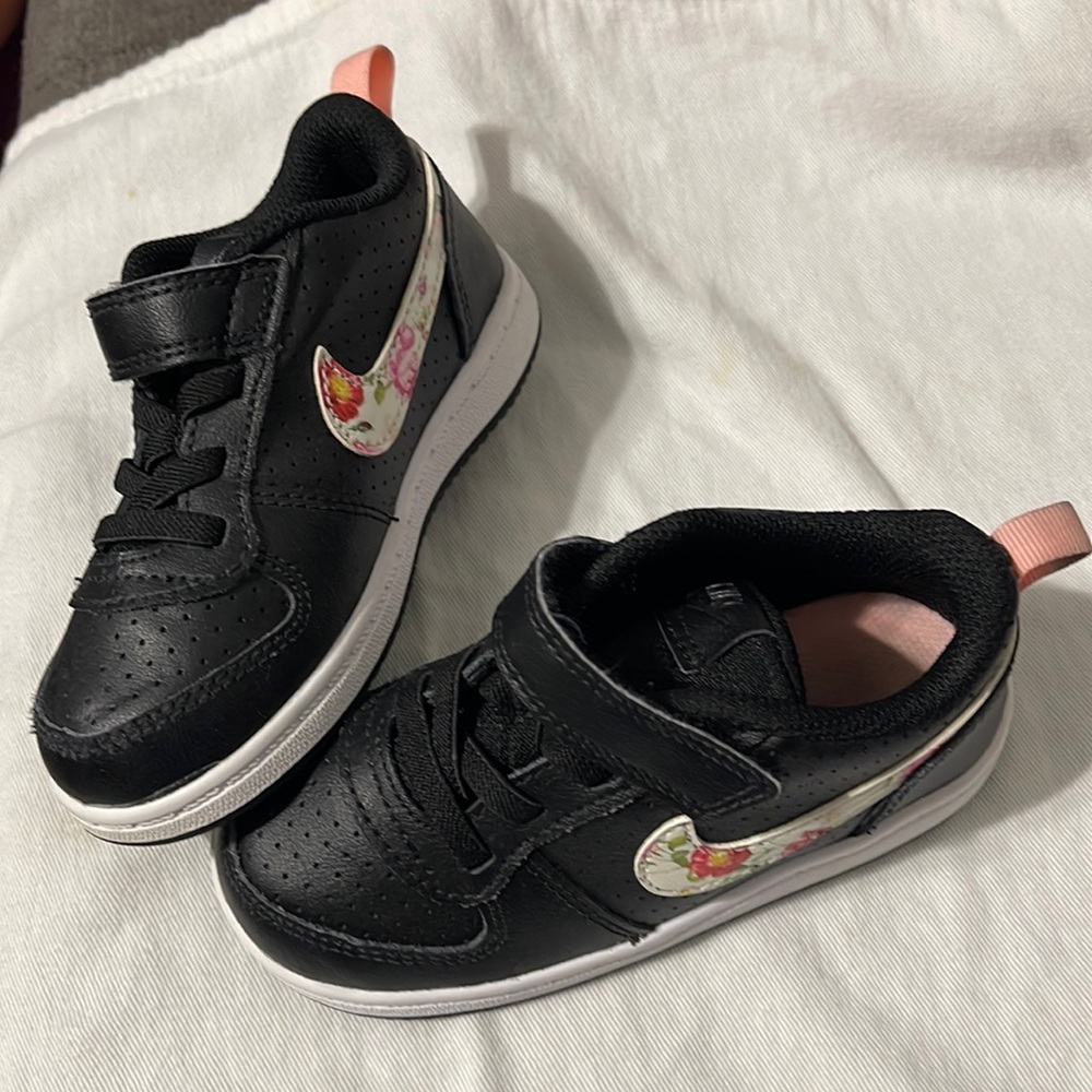 Nike girls court borough low